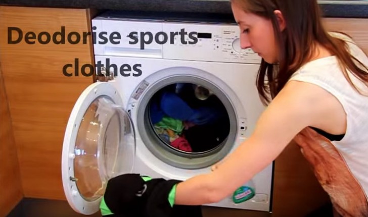 Wenn eure Kleidung aus der Waschmaschine kommt und stinkt, dann gebt einen oder zwei Becher Essig in die Maschine und wascht noch einmal.