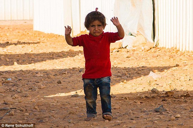 Il veut prendre en photo une petite fille syrienne: le geste de l'enfant brise le cœur - 1