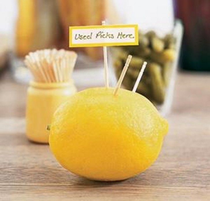 9. Se sono presenti alcuni cibi che vanno presi dal piatto con uno stuzzicadenti, come olive o mozzarelline, metteteli a disposizione inserendoli in un limone.