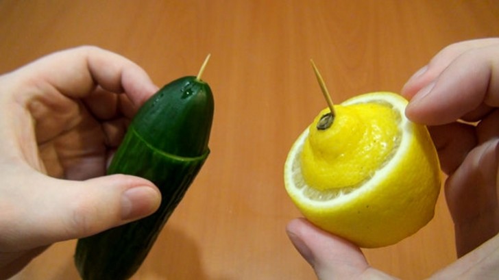 2. Unite due parti di un frutto o di una verdura tagliata usando uno stuzzicadenti: rimarranno fresche più a lungo.