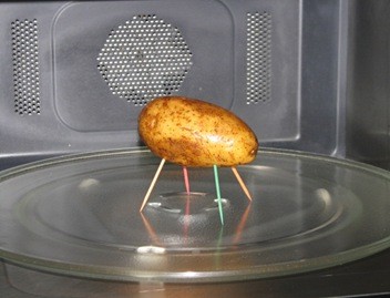 3. Inserite degli stuzzicadenti in una patata, come a formarle delle "gambe", per riuscire a cuocerla nel microonde in modo omogeneo.