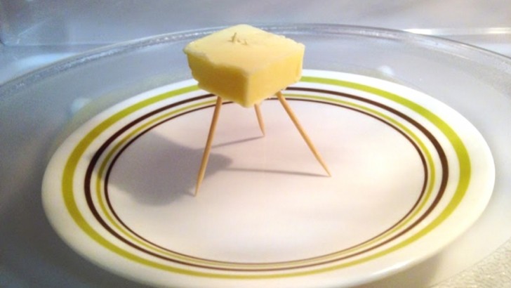 4. Se volete scaldare un pezzo di burro, ma non scioglierlo completamente, mettetelo nel microonde sorretto da alcuni stuzzicadenti.