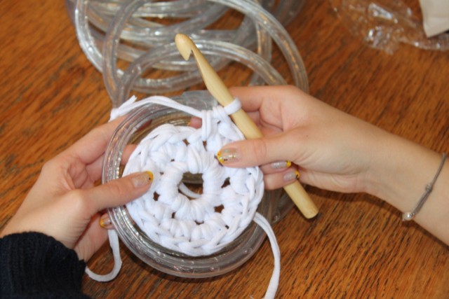 Carmen, the student who then created her own light carpet, started by creating a circular center with 8 single crochet stitches as the base.