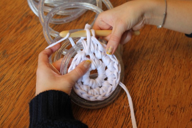 After making the first eight stitches for the base, Carmen began to incorporate one end of the luminous tube into the crochet stitches. The crochet stitch that she used is very easy to do, and it allows you to make the luminous tube more visible since the stitches are not very compact.