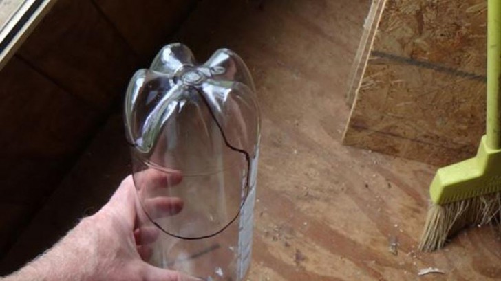 Procuratevi una bottiglia di plastica da 2 litri, e disegnate la forma che vedete nella foto.