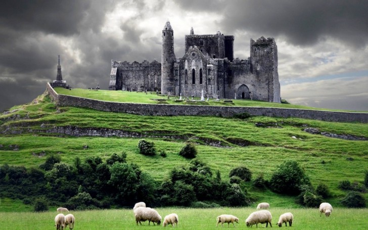 La Rocca di Cashel, un'antica residenza utilizzata centinaia di anni prima dell'arrivo dei Normanni.