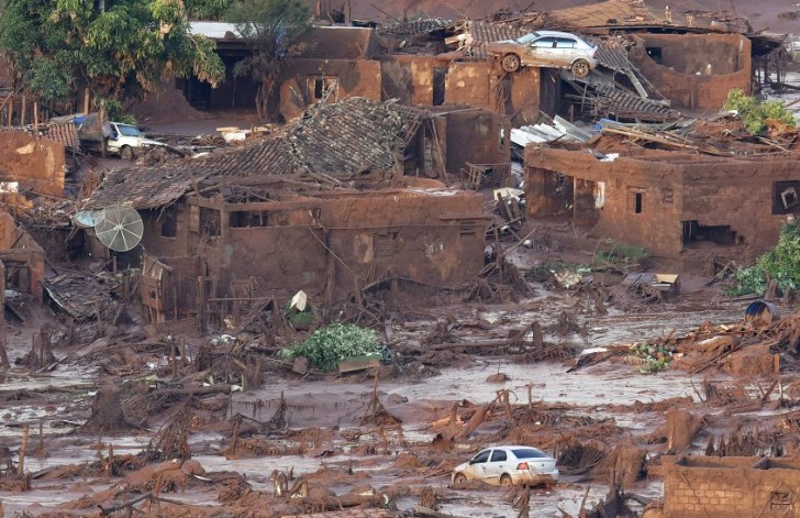 De nombreux villages voisins aux barrages impliqués dans la catastrophe ont été durement touchés: la communauté de Bento Rodrigues, composée de 600 personnes, est celle qui a connu le plus de dégâts.