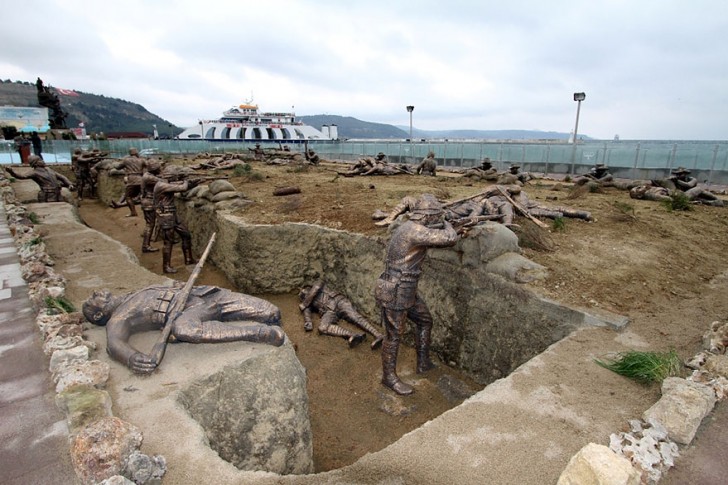 11. Una scena della Guerra Mondiale con statue a grandezza naturale, Eceabat, Turchia