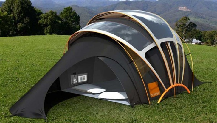 The solar panels that cover the tent accumulate electrical energy throughout the day.