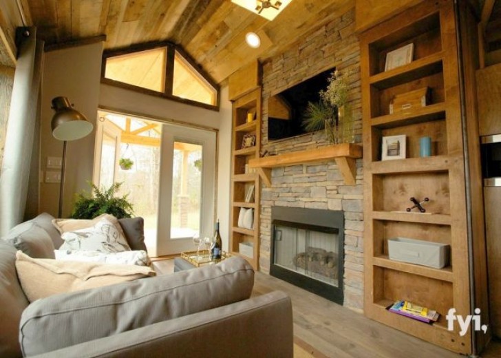 Le salon dispose d'une belle cheminée intégrée et les plafonds voûtés ajoutent une hauteur supplémentaire, créant un sentiment de plus d'espace.