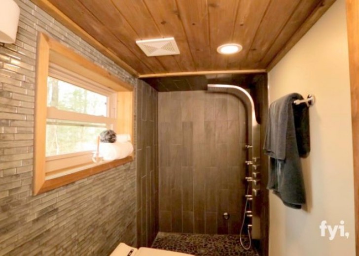 Il bagno vanta una grande doccia che ricrea l'effetto della pioggia e un modernissimo wc inceneritore.