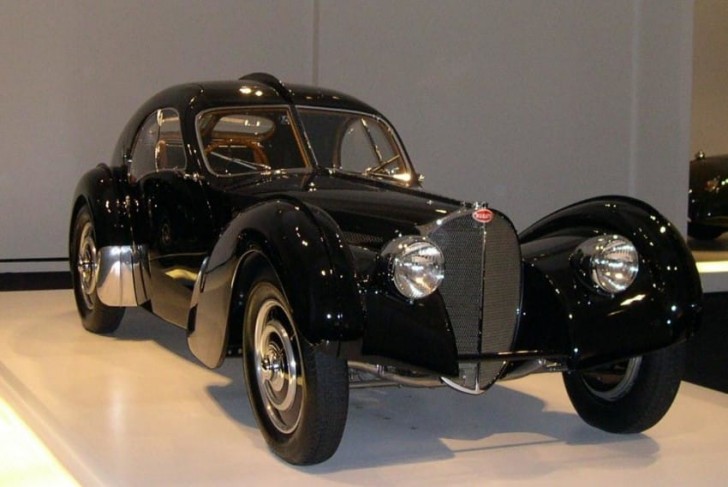 Avanzando con gli anni, il dottore sviluppò una forma di mania di accumulo compulsivo, accantonando gli oggetti nel suo garage senza mai più usarli. La Bugatti fece quella stessa fine, chiusa nel garage dal 1960.