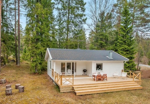 La maison est nichée dans les bois suédois et mesure 56 m²