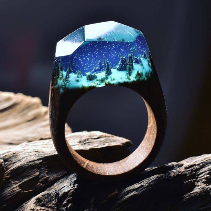 Boschi innevati e paesaggi subacquei: vi innamorerete di questi meravigliosi anelli in legno e resina - 1