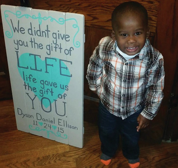 "Noi non ti abbiamo dato il dono della vita... È la vita che ha fatto un dono a noi: TE!". Con queste parole i genitori adottivi accolgono Dyson Daniel Ellison.