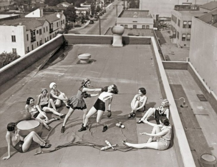 Ragazze si esercitano nella box sul tetto di un palazzo. Era il 1930.