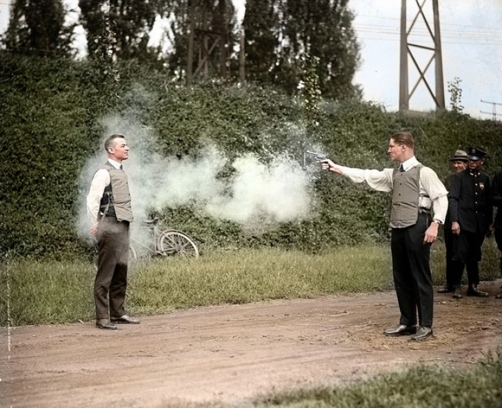 Test del primo giubbotto anti-proiettile, nel 1923.