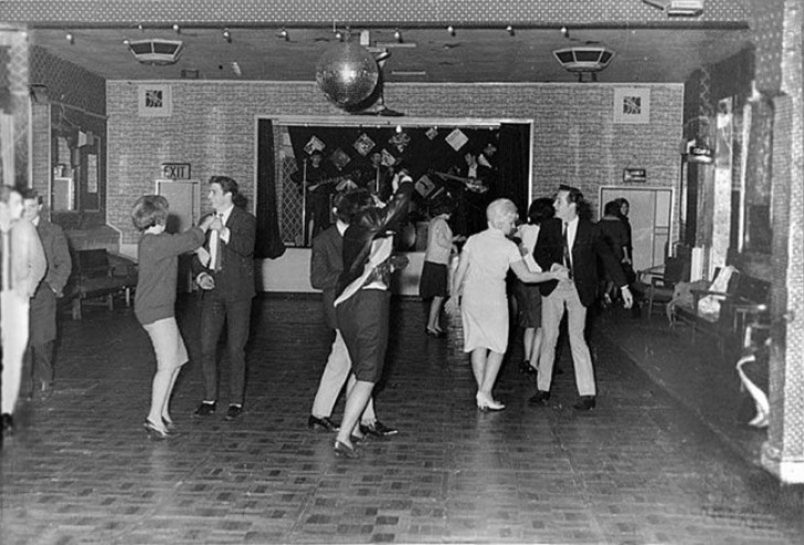 Un pubblico di 18 persone balla al tempo della musica suonata dal vivo dai Beatles, in un club di Aldershot . Un anno e mezzo dopo, il mondo impazziva per loro.