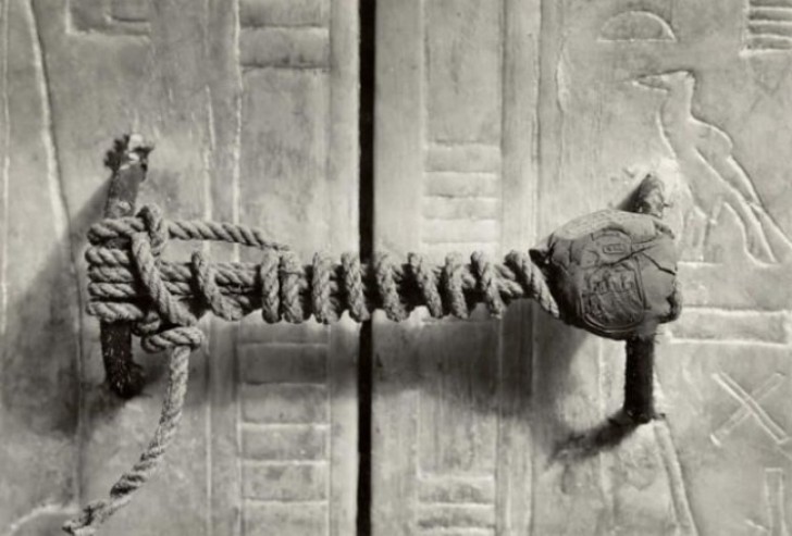 Il sigillo all'ingresso della tomba di Tutankhamon rimasto intatto per 3245 anni. Foto scattata nel 1922.