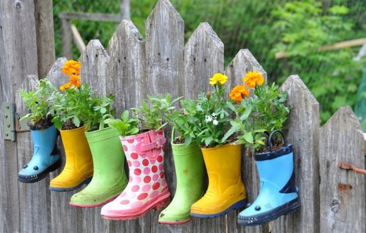 # 13. Usate gli stivali come vasi per le vostre piante! Il risultato finale è molto d'effetto! 