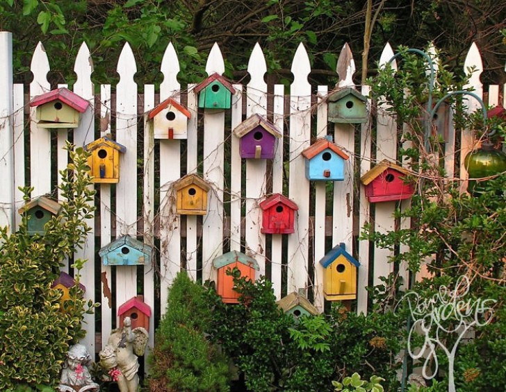 # 2. De nombreux petits nichoirs attachés à la clôture pour créer une atmosphère de conte de fées
