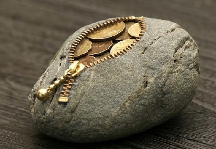 Ein Geldbeutel in Form eines Steins.