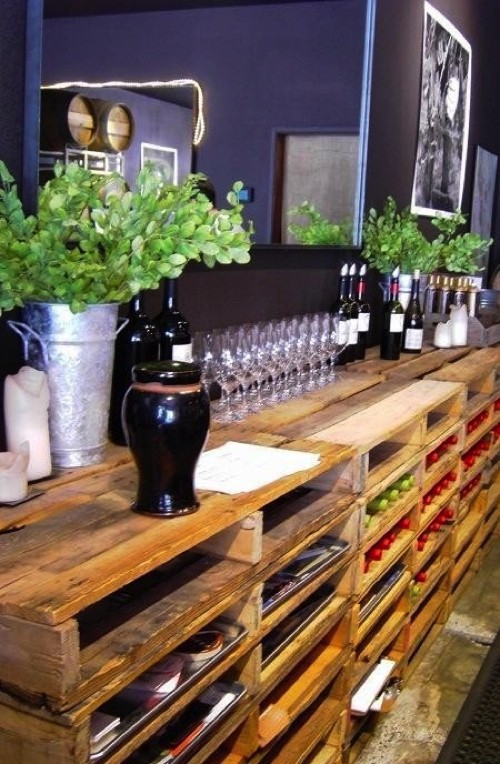 L'accostamento del vino al legno ha sempre funzionato... Questo ristorante ha allestito una piccola cantina con i pallet.