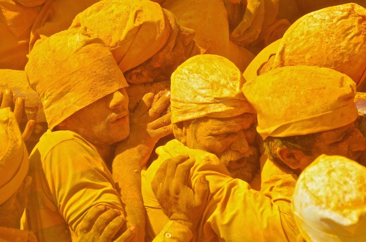 #9. I partecipanti di un festival religioso in India donano curcuma in enormi quantità: alla fine sia loro che il tempio ne sono ricoperti