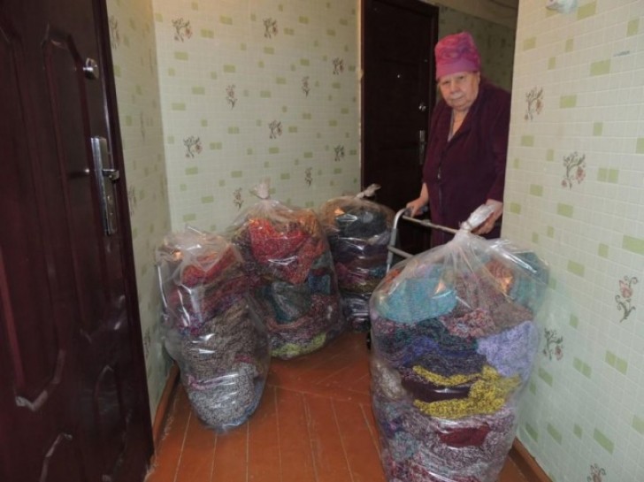 Une dame russe coud 300 paires de chaussettes pour les victimes des inondations