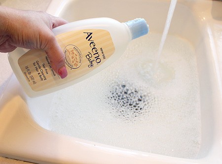 Vul een bak met warm water en giet hier een klein beetje van de milde shampoo in.