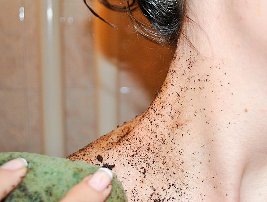 12. Het kan worden vermengd met olijfolie om de huid te scrubben en glans te geven.
