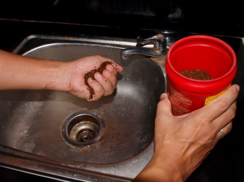 8. Om je handen niet meer te laten stinken wrijf je ze in met koffiedik en spoel je het vervolgens af.
