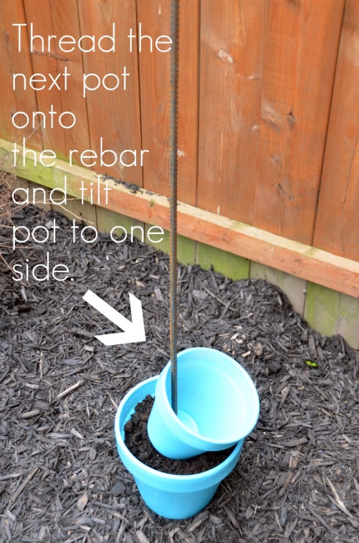 Avec l'aide d'un marteau, planter la barre dans le sol, assez profond pour supporter le poids des vases.