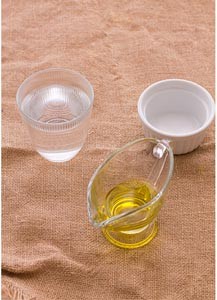 2. Gebt das Wasser und das Olivenöl zusammen und vermischt es. Gebt Salz dazu und knetet für 10 Minuten