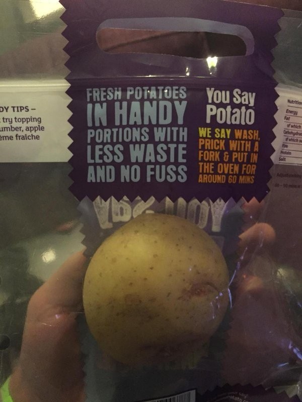 Singola patata in un sacchetto dotata di manico.