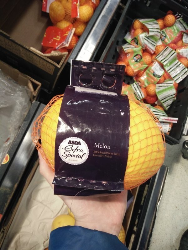 La funzione di questo sacchetto di plastica è esclusivamente quella di rendere il melone più facilmente trasportabile. Questo non giustifica certo tutto l'impiego della plastica!