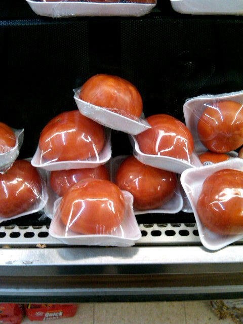 Pomodori confezionati singolarmente.