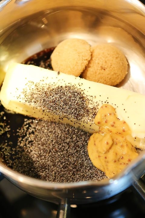 Mettez le beurre, la sauce Worcestershire, la moutarde, le sucre et les graines de pavot dans une casserole et porter à ébullition