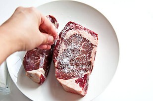 Per una carne perfetta provate questi passaggi: salare, risciacquare, asciugare e cuocere