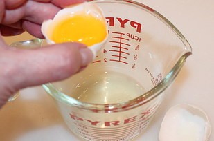 Rendete la carne più tenera aggiungendo l'albume dell'uovo e l'amido di mais