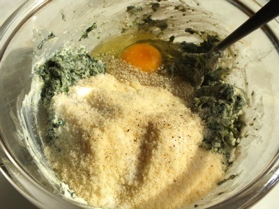 Das Ei hinzugeben, dann Parmesan und eine gute Prise Salz und Pfeffer. Alle Zutaten gut vermengen.