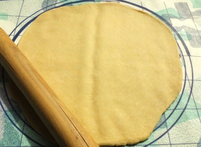 Reprendre la pâte et la diviser en deux parties: avec un rouleau former deux cercles de 30 cm de diamètre environ.