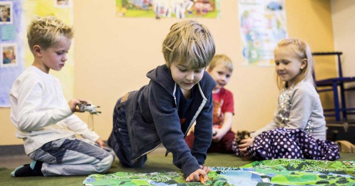Dans divers pays, déjà à l’école maternelle les enfants savent lire et écrire, mais pas en Finlande