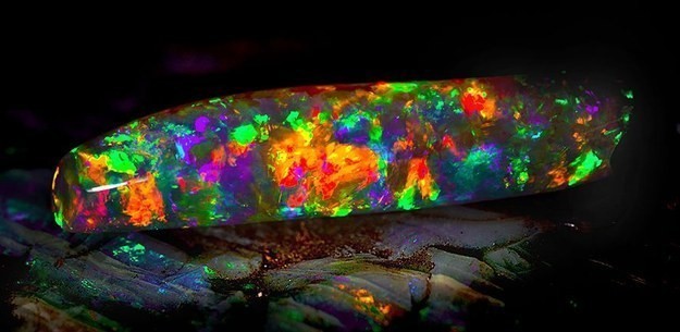 Elle a été baptisée « Virgin Rainbow », pour souligner sa beauté enchanteresse: à la différence des autres opales, cet exemplaire psychédélique a une incroyable palette de couleurs en son sein.