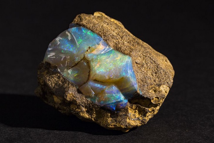 Gli opali sono minerali costituiti da silicio e acqua: l'interazione tra questi due componenti determina la formazione della silice idrata.