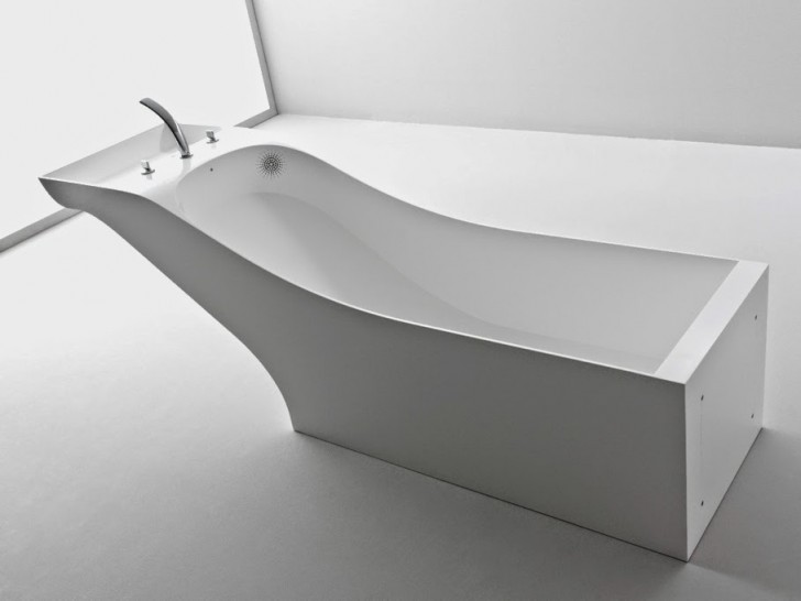 Anche in questo modello il lavandino è unito alla vasca da bagno. 