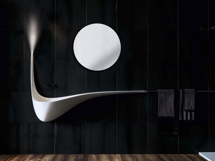 Una mensola, una lampadina e un lavandino: con questo modello completerete il bagno in un solo colpo. 
