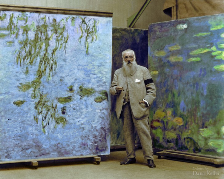 Claude Monet, fotografato accanto alle sue opere, nel 1923.