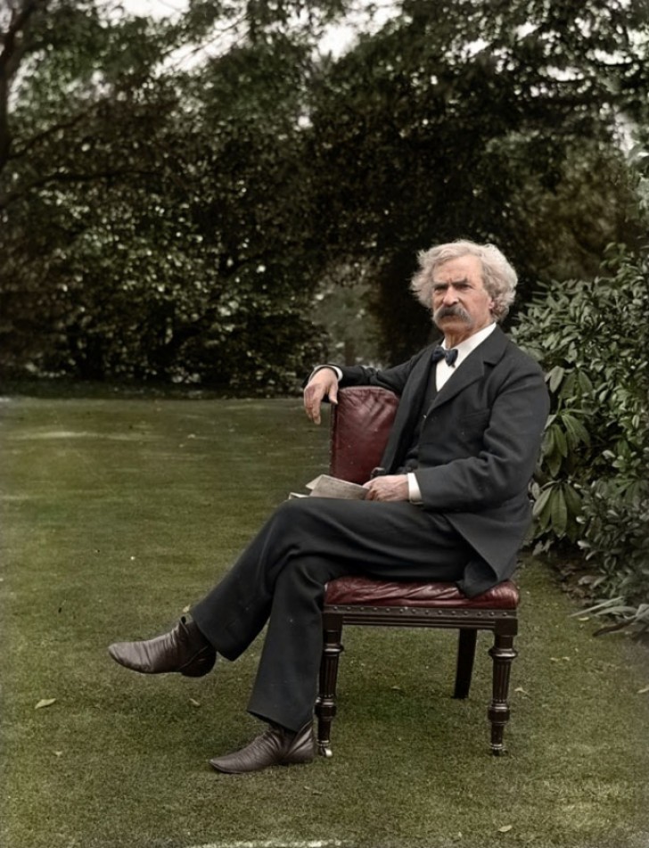 Marw Twain, écrivain, humoriste, aphoriste et professeur américain, en 1900.