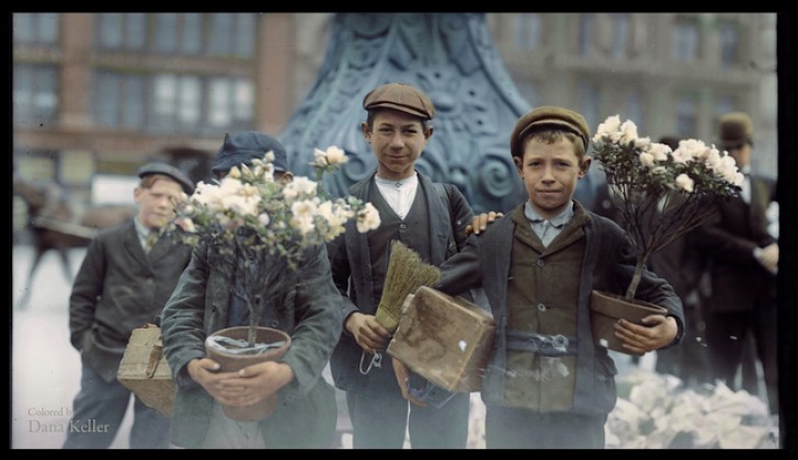 Des garçons achètent des fleurs en 1908.